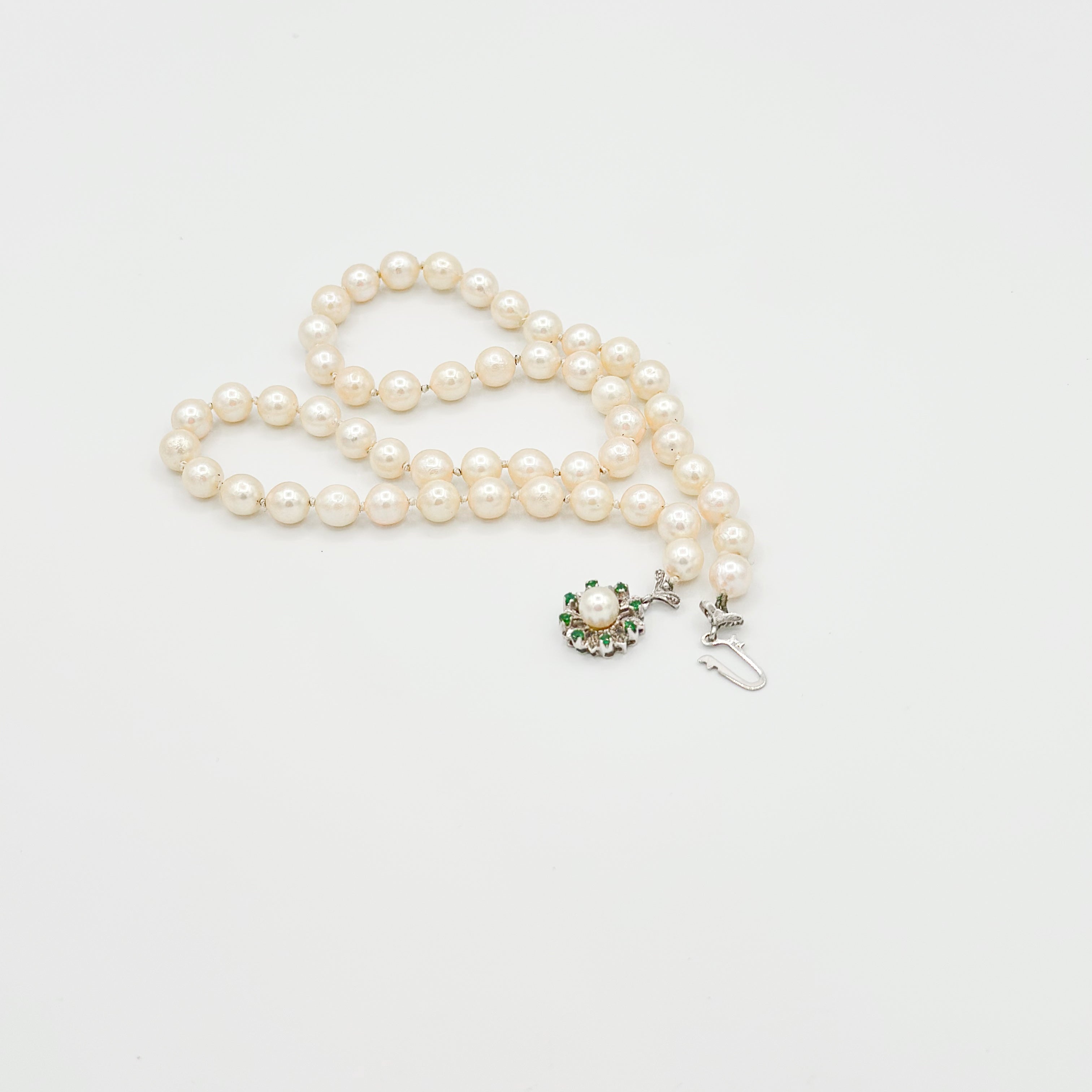 Collar de perlas con cierre de oro blanco de 18 quilates y esmeralda