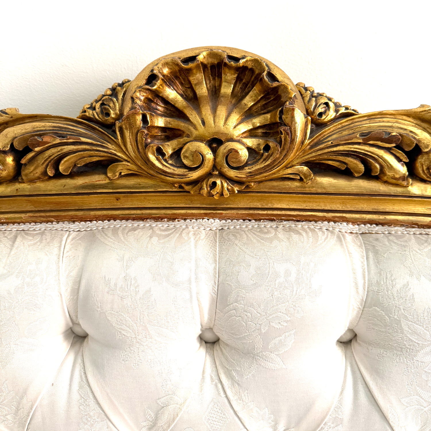 Una excepcional cama imperial de madera tallada con pan de oro | Gilded Age