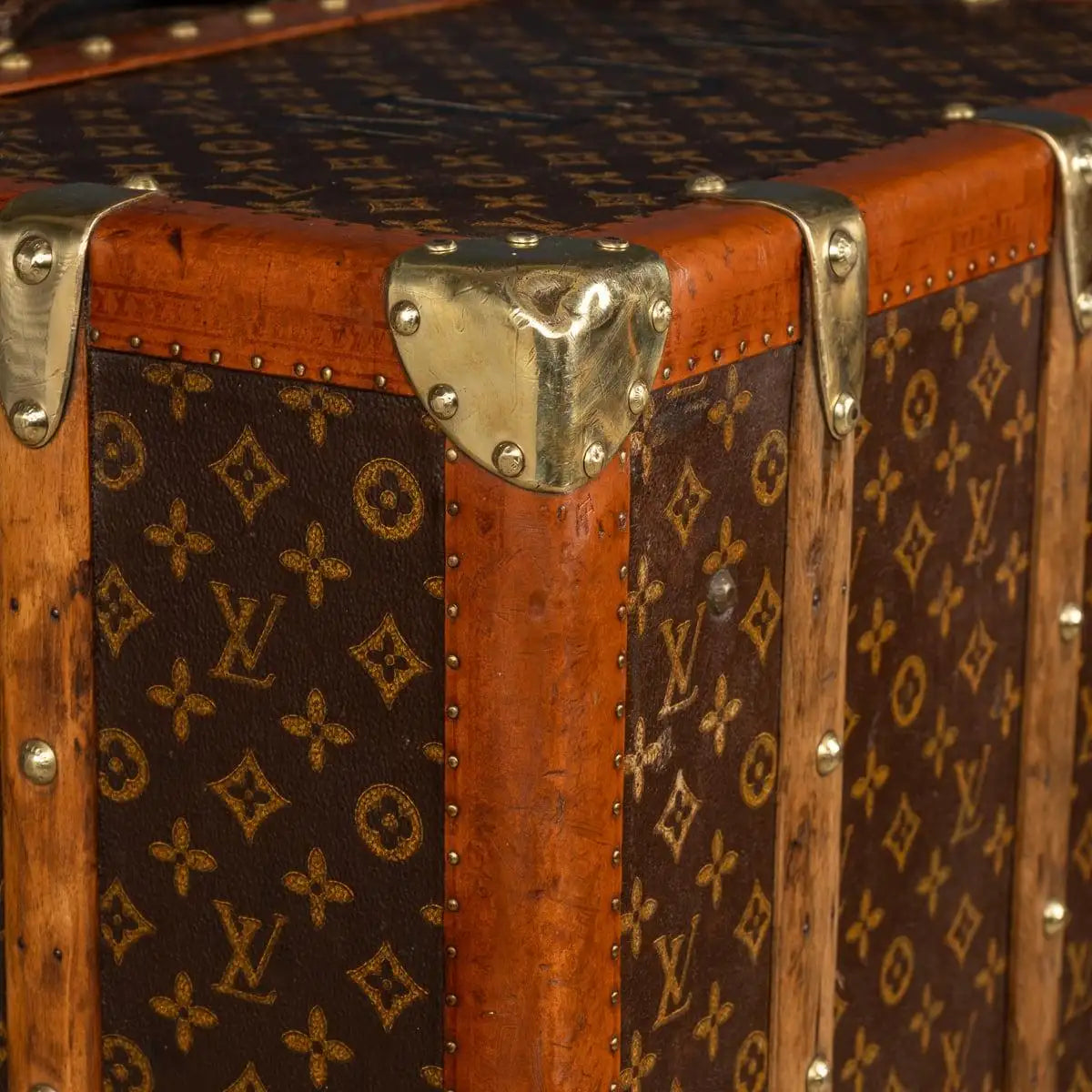 Baúl de Louis Vuitton del siglo XX | Lona Monogram y latón - Francia, c. 1920