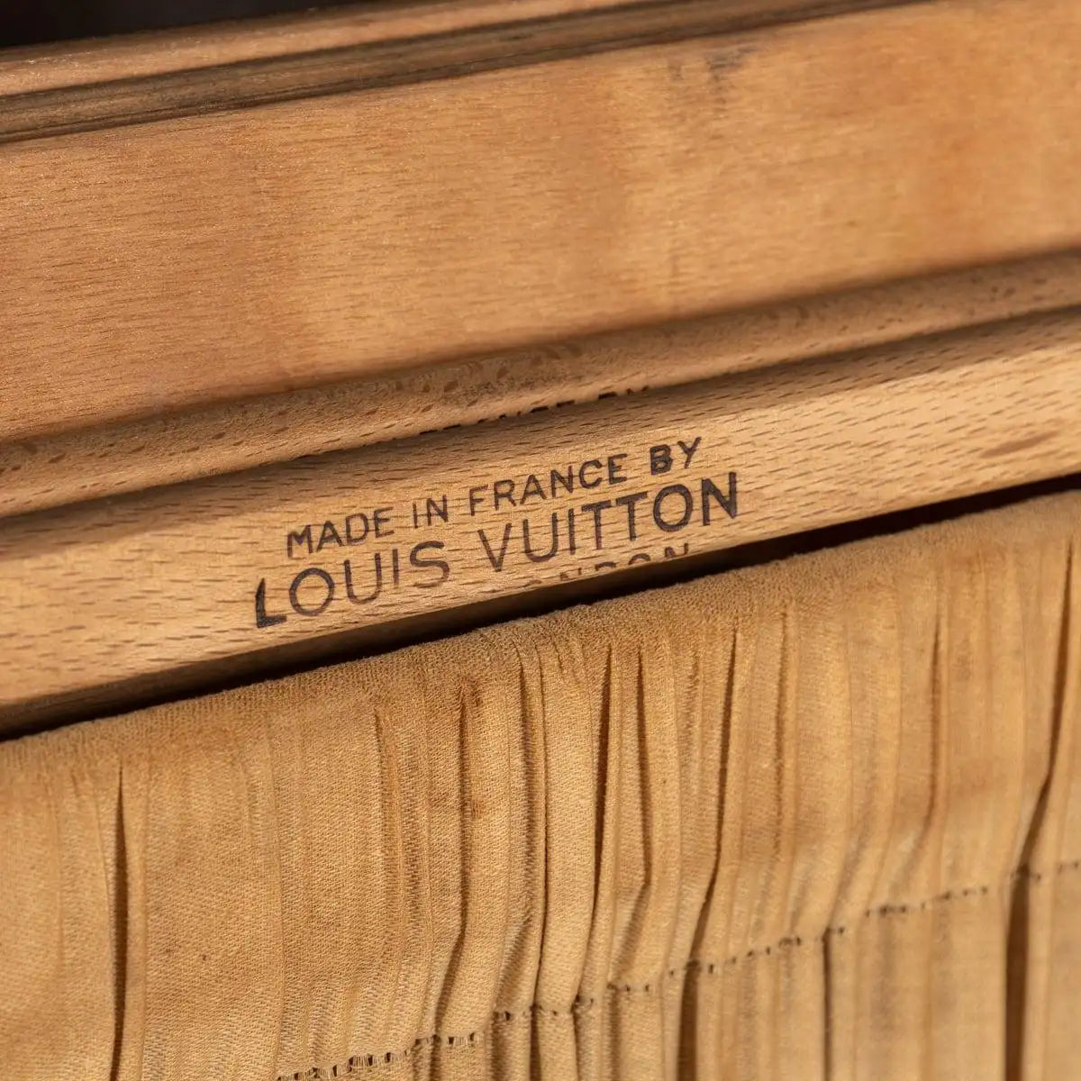Baúl de Louis Vuitton del siglo XX | Lona Monogram y latón - Francia, c. 1920