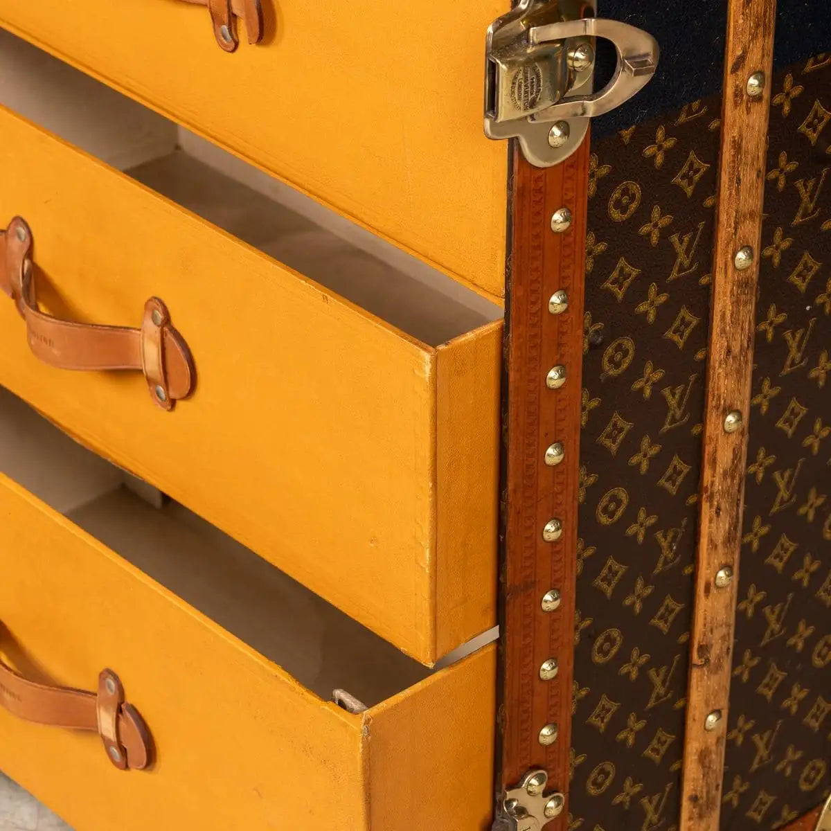 Baúl de Louis Vuitton del siglo XX | Lona Monogram y latón - Francia, c. 1920