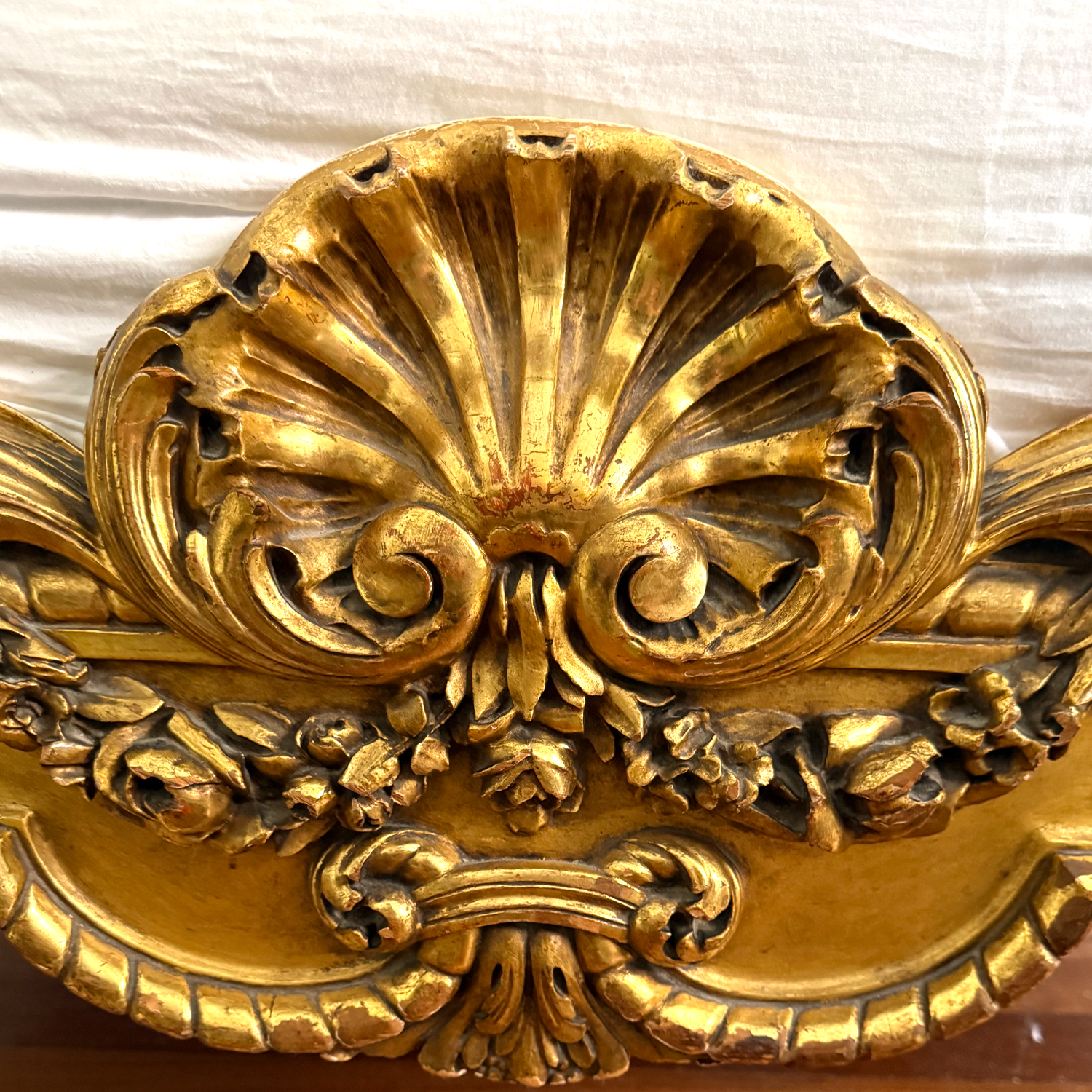 Una excepcional cama imperial de madera tallada con pan de oro | Gilded Age